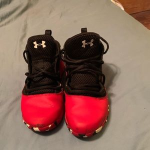 Boys size 1.5y under armor shoes
